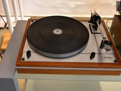 Michele ci mostra alcuni reperti di quell�epoca che conserva come veri e propri cimeli all�interno del negozio. Ecco quindi un elegante giradischi Thorens Td 165 anni 70 incastonato in un mobile di legno...